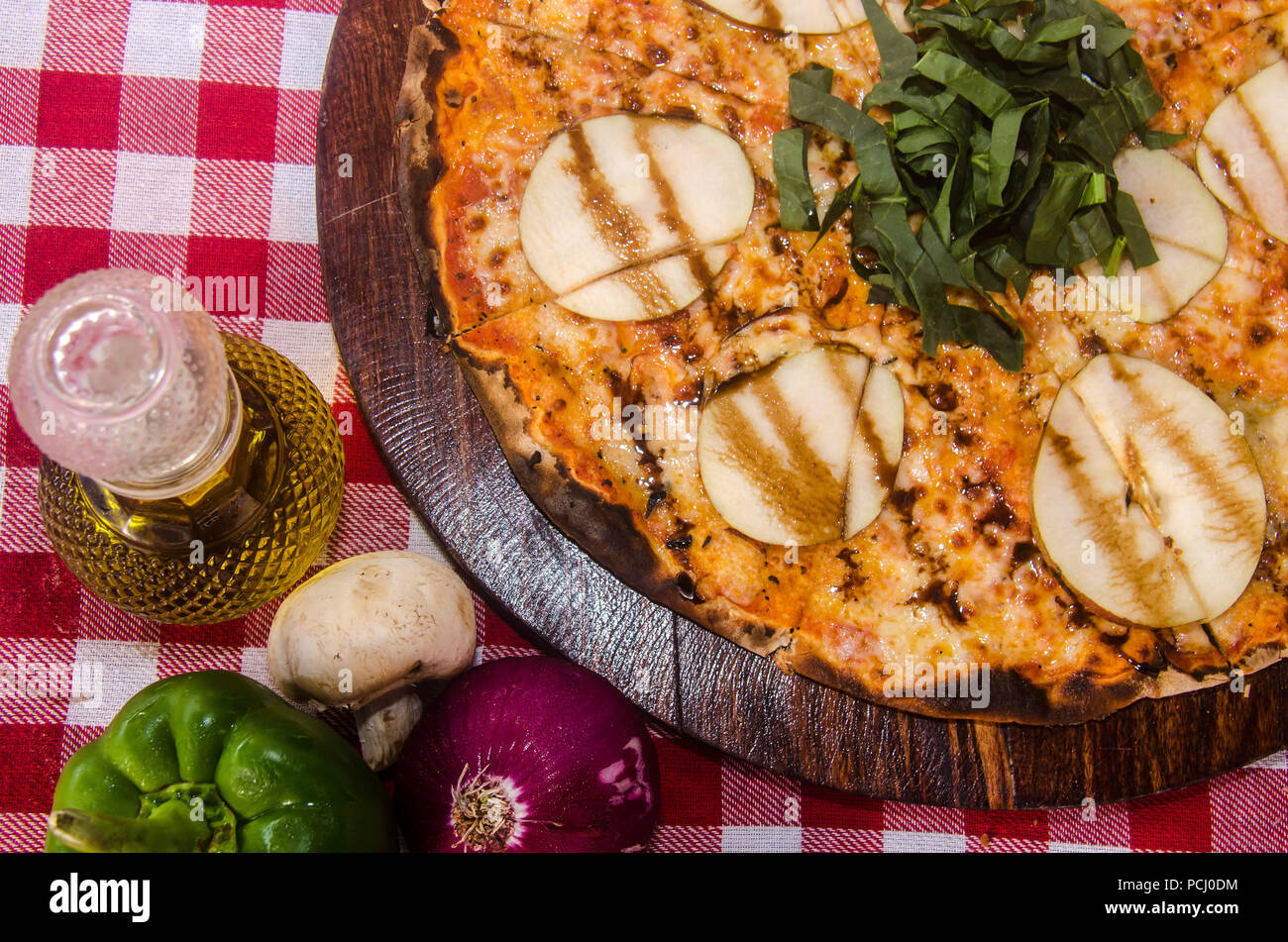 Pizza artisanale sur une plaque de bois Banque D'Images Pizza artisanale sur une plaque de bois Banque D'Images