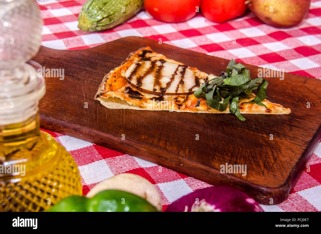 Pizza artisanale sur une plaque de bois Banque D'Images Pizza artisanale sur une plaque de bois Banque D'Images