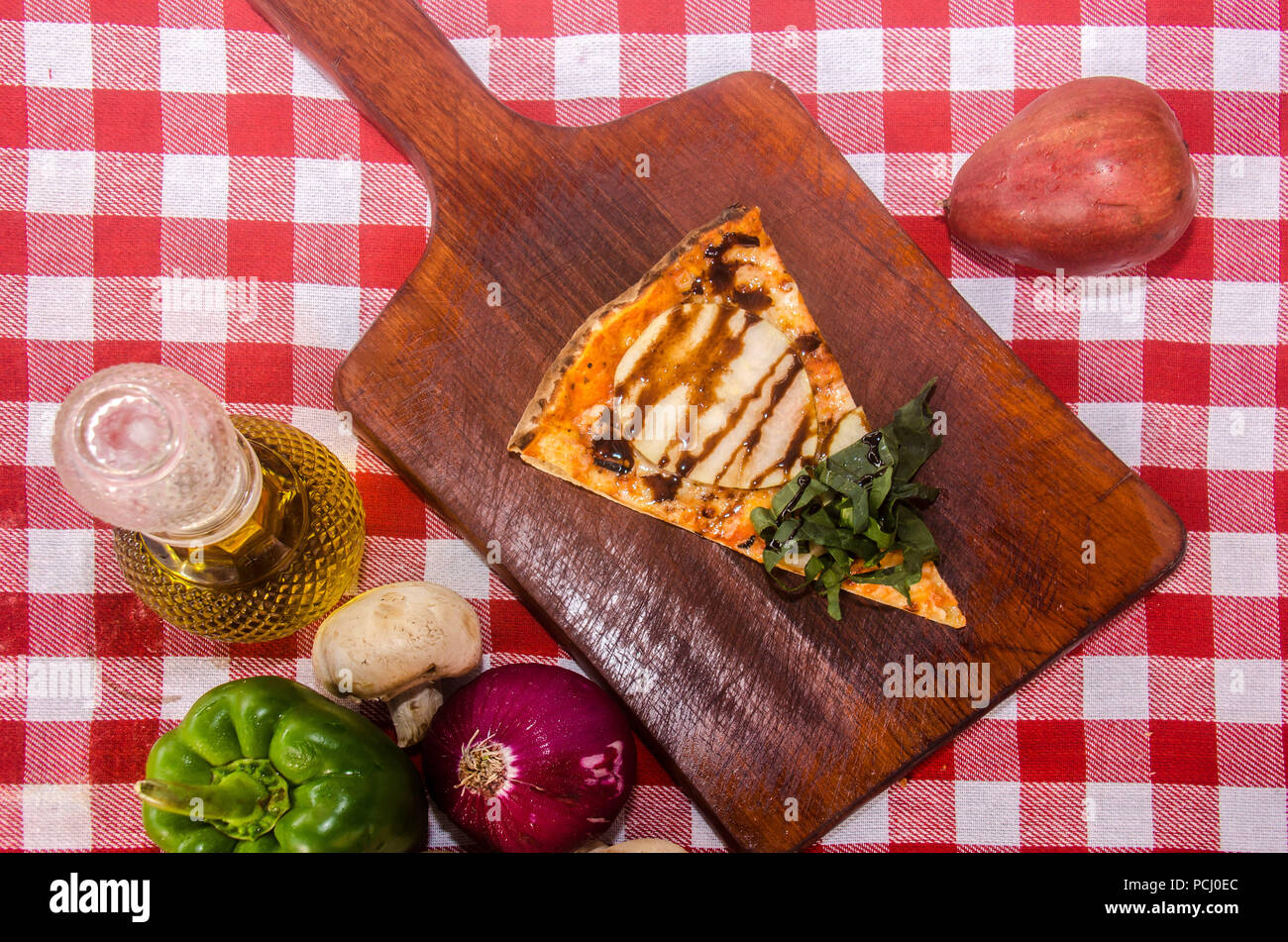 Pizza artisanale sur une plaque de bois Banque D'Images Pizza artisanale sur une plaque de bois Banque D'Images