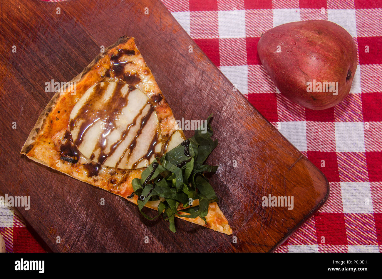 Pizza artisanale sur une plaque de bois Banque D'Images Pizza artisanale sur une plaque de bois Banque D'Images