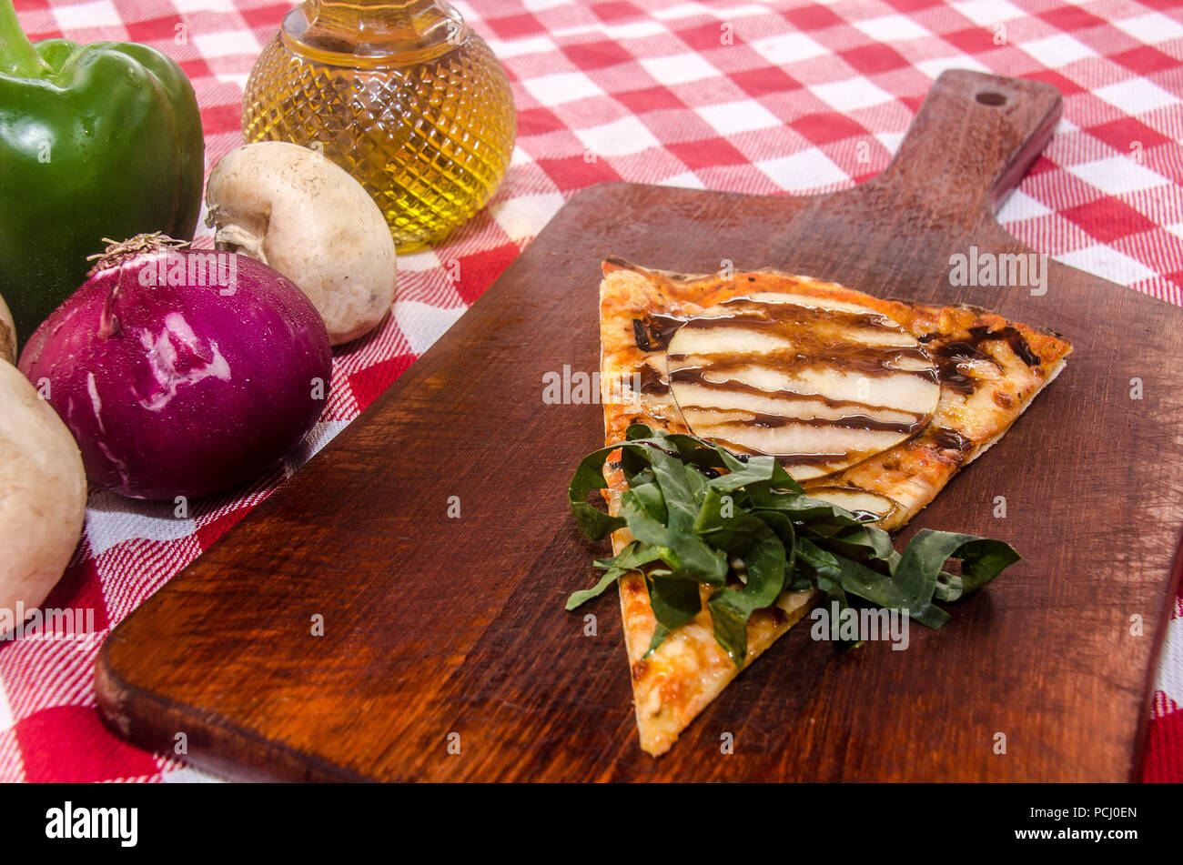 Pizza artisanale sur une plaque de bois Banque D'Images Pizza artisanale sur une plaque de bois Banque D'Images