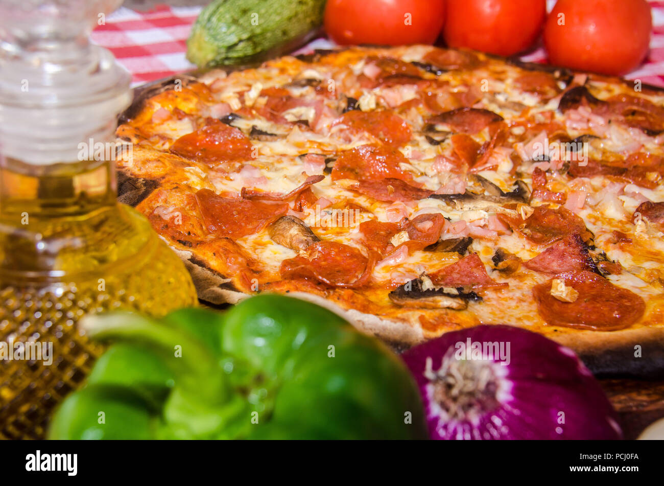 Pizza artisanale sur une plaque de bois Banque D'Images Pizza artisanale sur une plaque de bois Banque D'Images