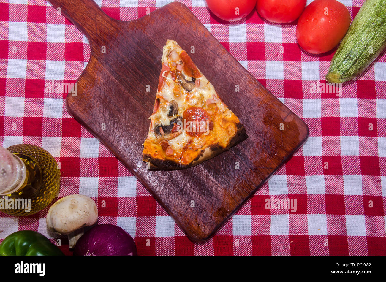 Pizza artisanale sur une plaque de bois Banque D'Images Pizza artisanale sur une plaque de bois Banque D'Images