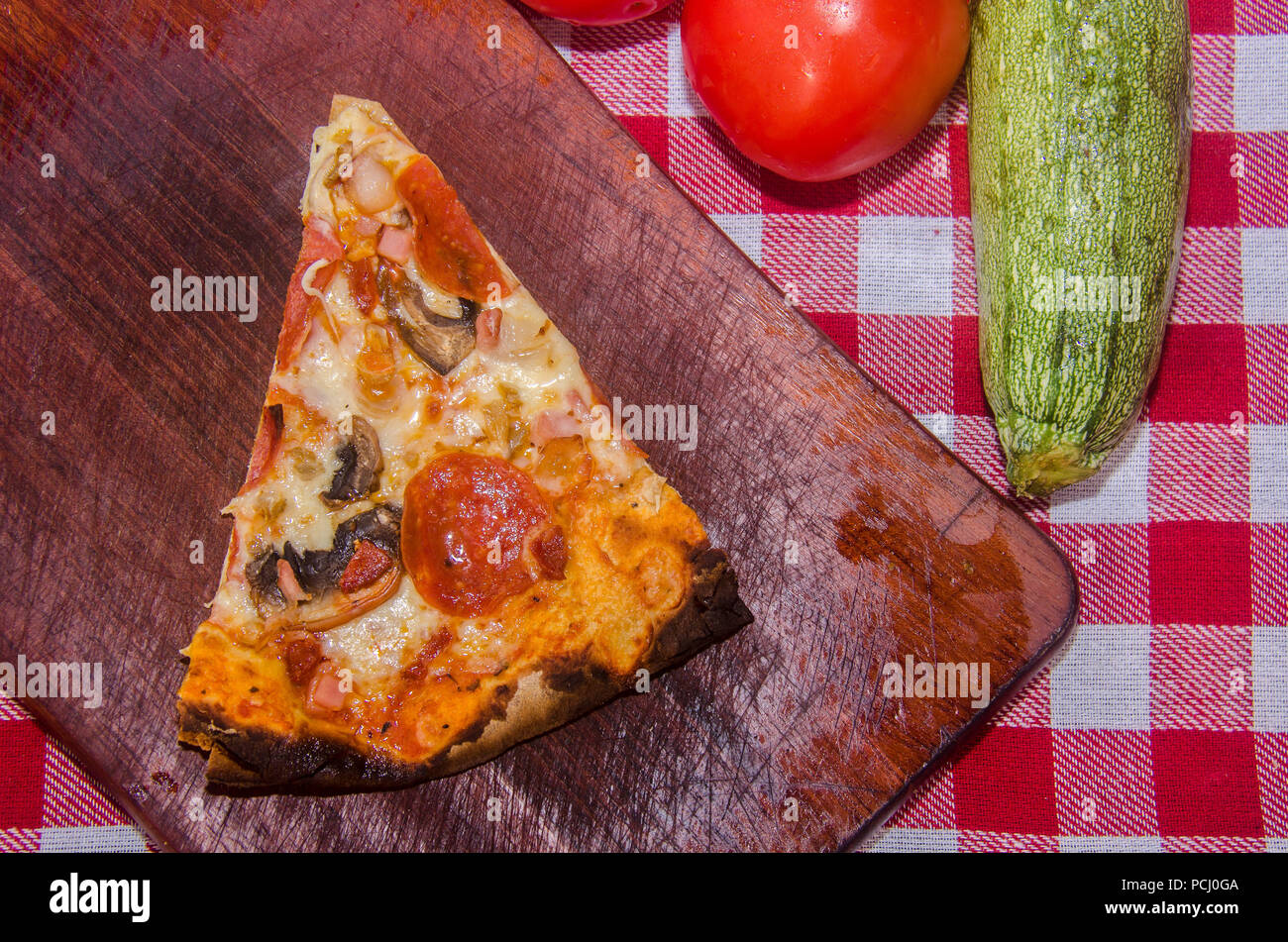 Pizza artisanale sur une plaque de bois Banque D'Images Pizza artisanale sur une plaque de bois Banque D'Images