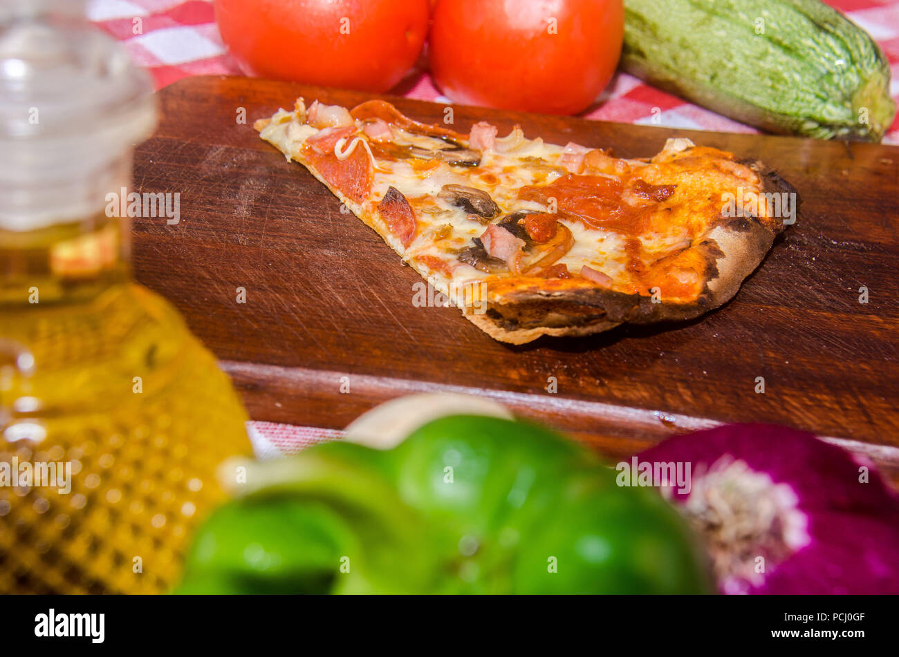 Pizza artisanale sur une plaque de bois Banque D'Images Pizza artisanale sur une plaque de bois Banque D'Images