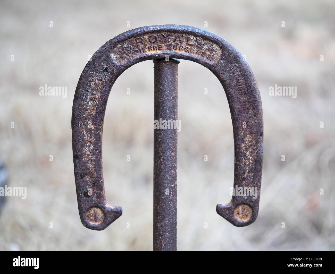 Vieilles et rouillées horseshoe pitching accrochée à un pieu cible Banque D'Images