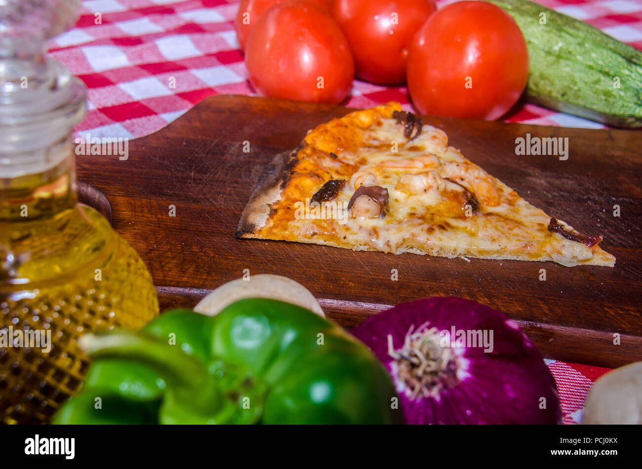 Pizza artisanale sur une plaque de bois Banque D'Images Pizza artisanale sur une plaque de bois Banque D'Images