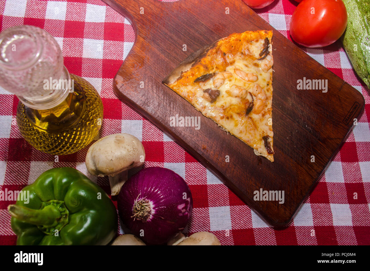 Pizza artisanale sur une plaque de bois Banque D'Images Pizza artisanale sur une plaque de bois Banque D'Images