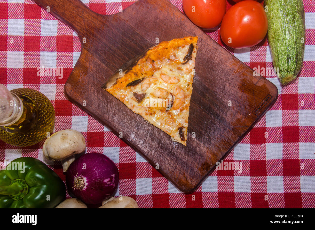 Pizza artisanale sur une plaque de bois Banque D'Images Pizza artisanale sur une plaque de bois Banque D'Images