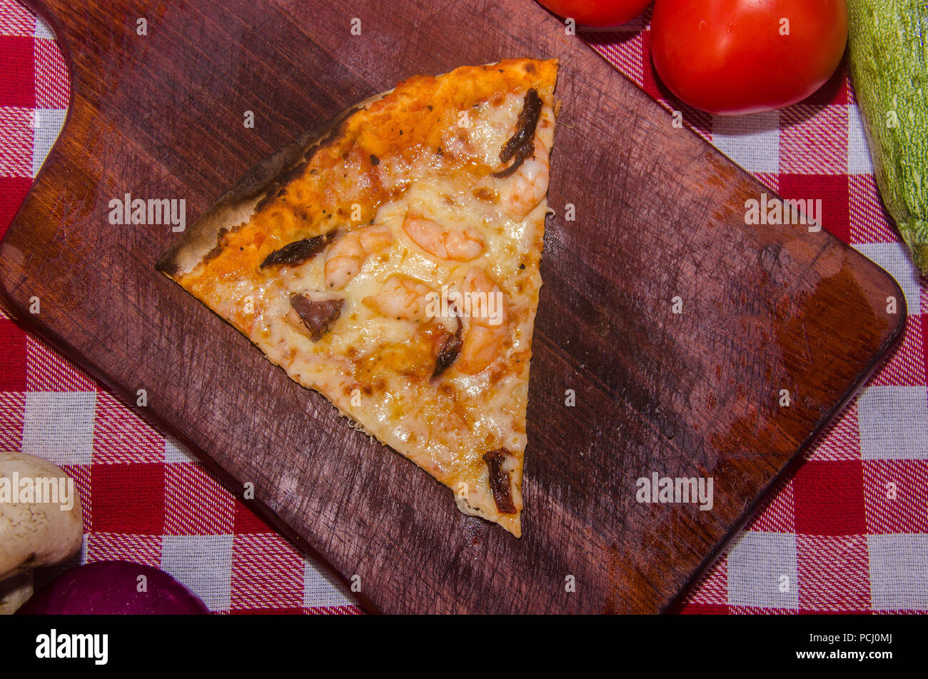 Pizza artisanale sur une plaque de bois Banque D'Images Pizza artisanale sur une plaque de bois Banque D'Images