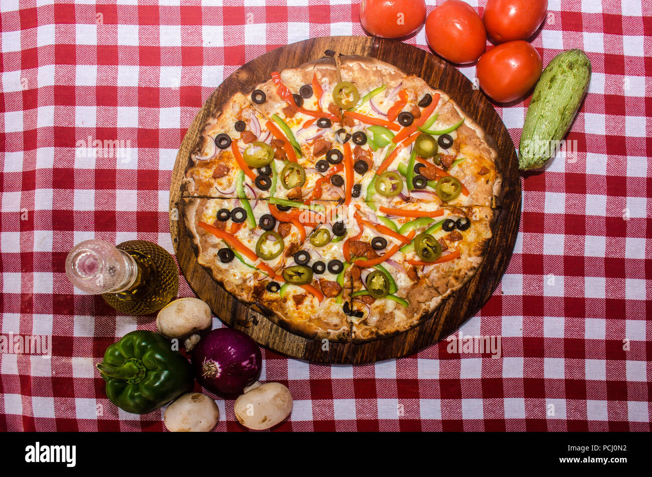 Pizza artisanale sur une plaque de bois Banque D'Images Pizza artisanale sur une plaque de bois Banque D'Images