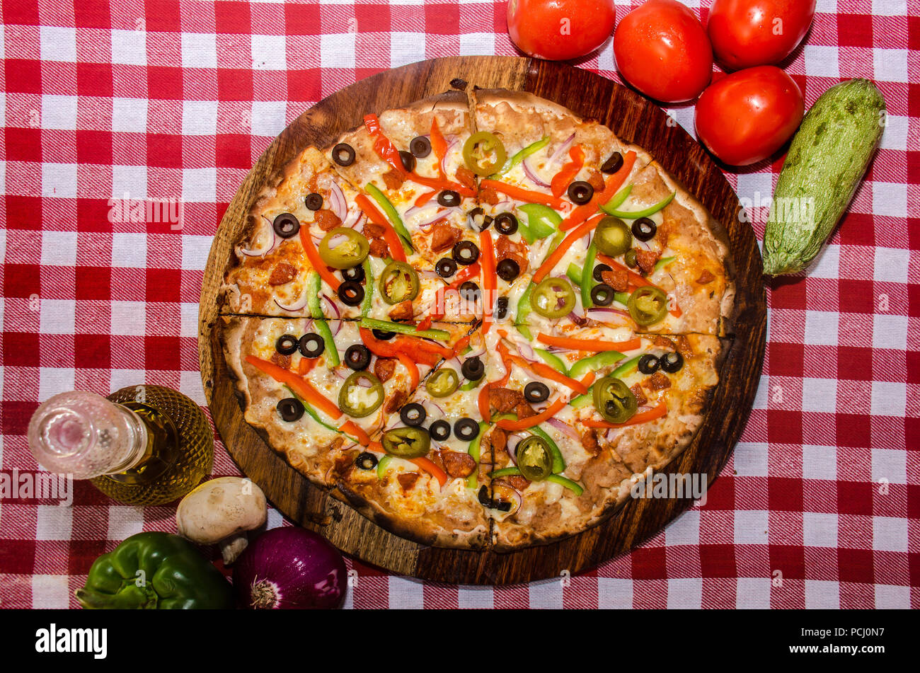 Pizza artisanale sur une plaque de bois Banque D'Images Pizza artisanale sur une plaque de bois Banque D'Images
