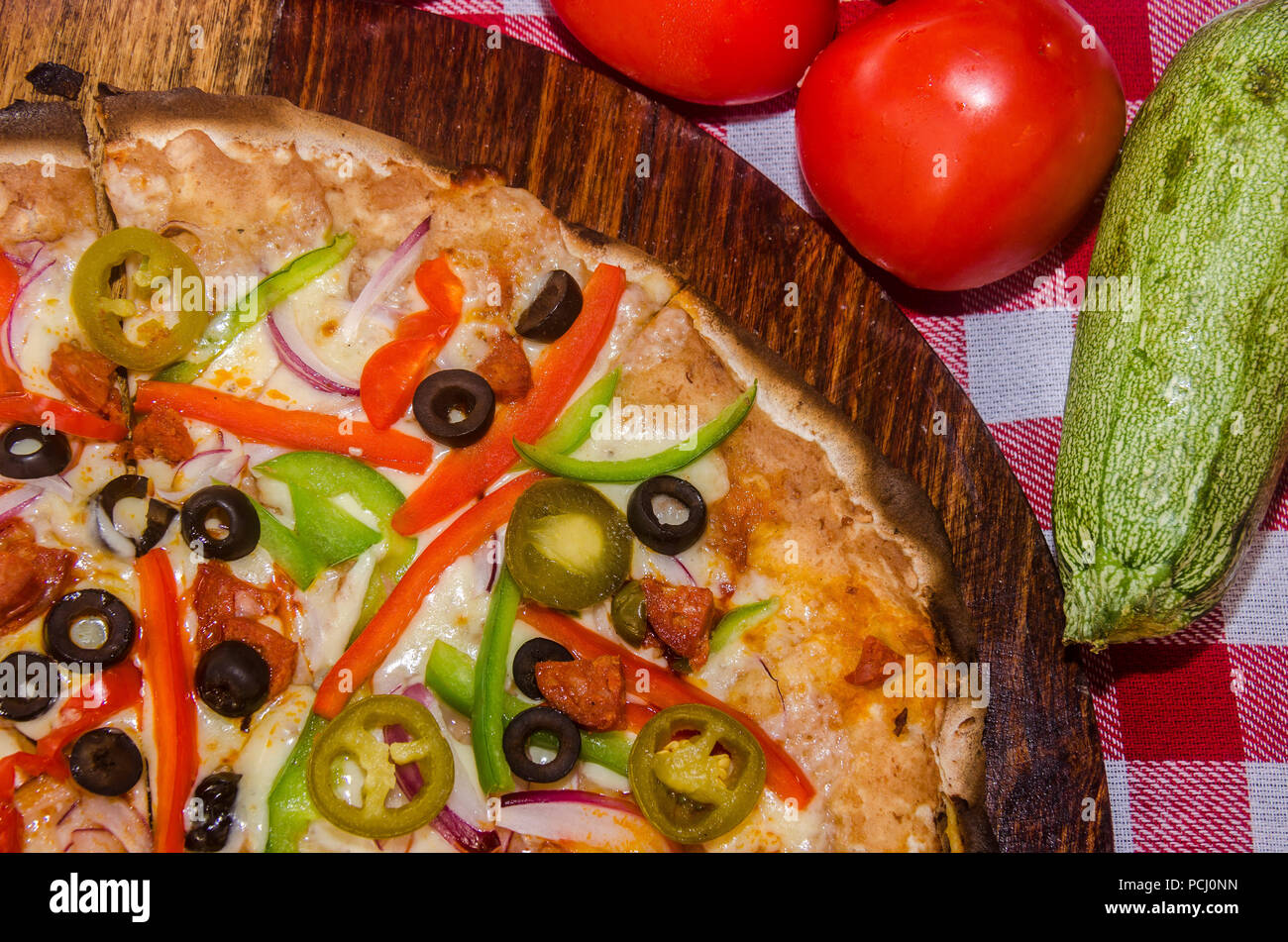 Pizza artisanale sur une plaque de bois Banque D'Images