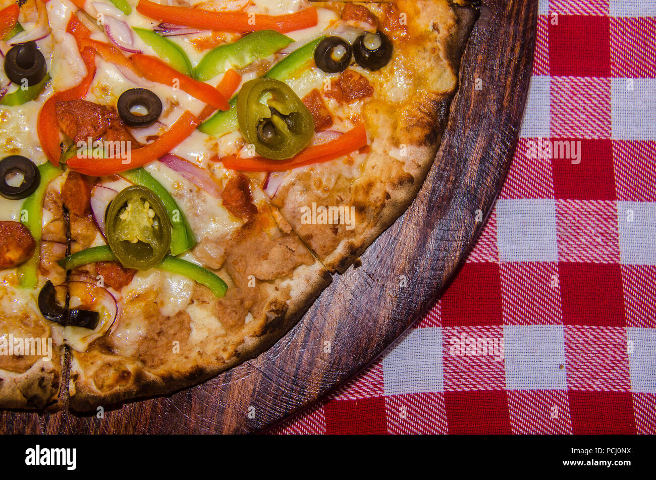 Pizza artisanale sur une plaque de bois Banque D'Images Pizza artisanale sur une plaque de bois Banque D'Images