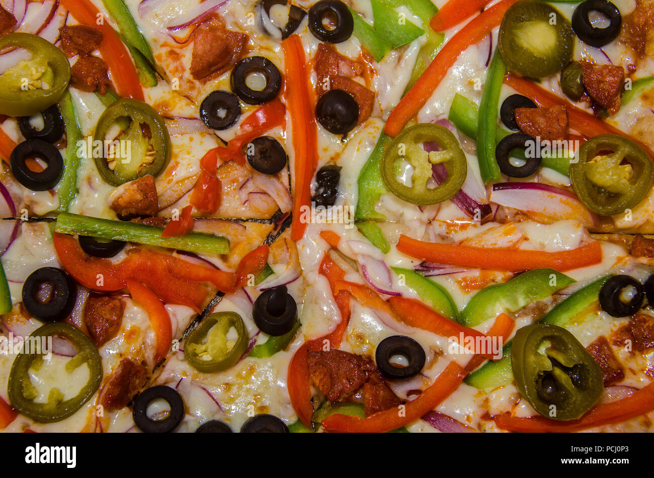 Pizza artisanale sur une plaque de bois Banque D'Images Pizza artisanale sur une plaque de bois Banque D'Images