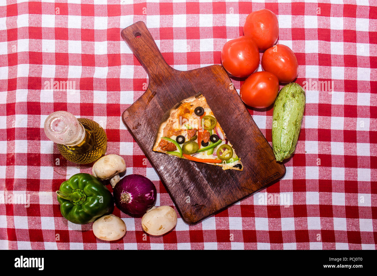 Pizza artisanale sur une plaque de bois Banque D'Images Pizza artisanale sur une plaque de bois Banque D'Images