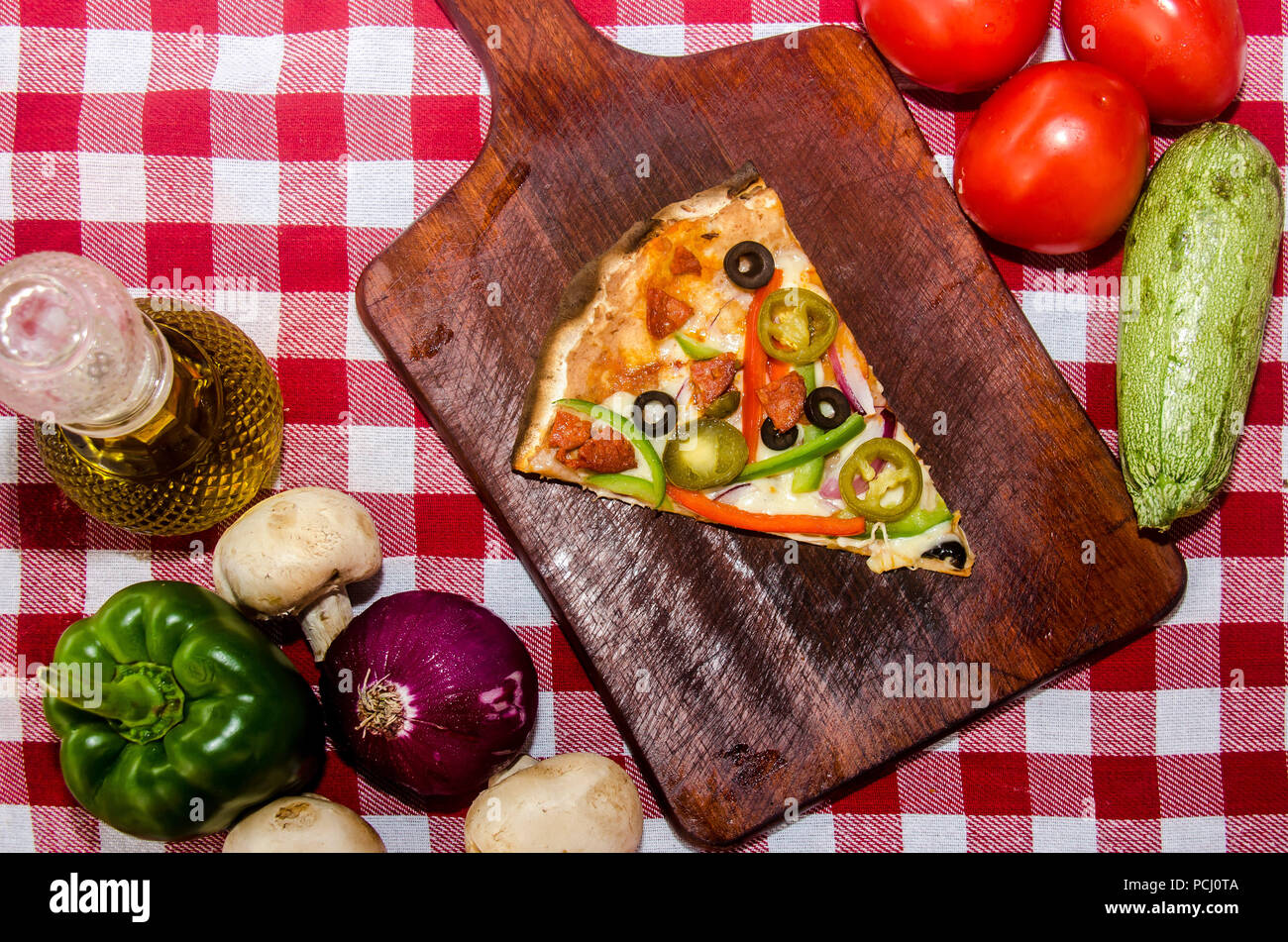 Pizza artisanale sur une plaque de bois Banque D'Images Pizza artisanale sur une plaque de bois Banque D'Images