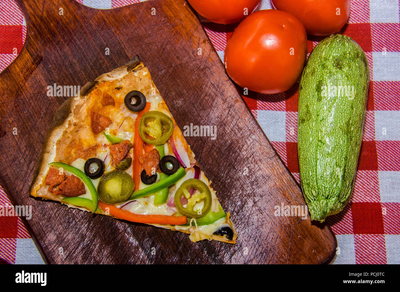 Pizza artisanale sur une plaque de bois Banque D'Images Pizza artisanale sur une plaque de bois Banque D'Images