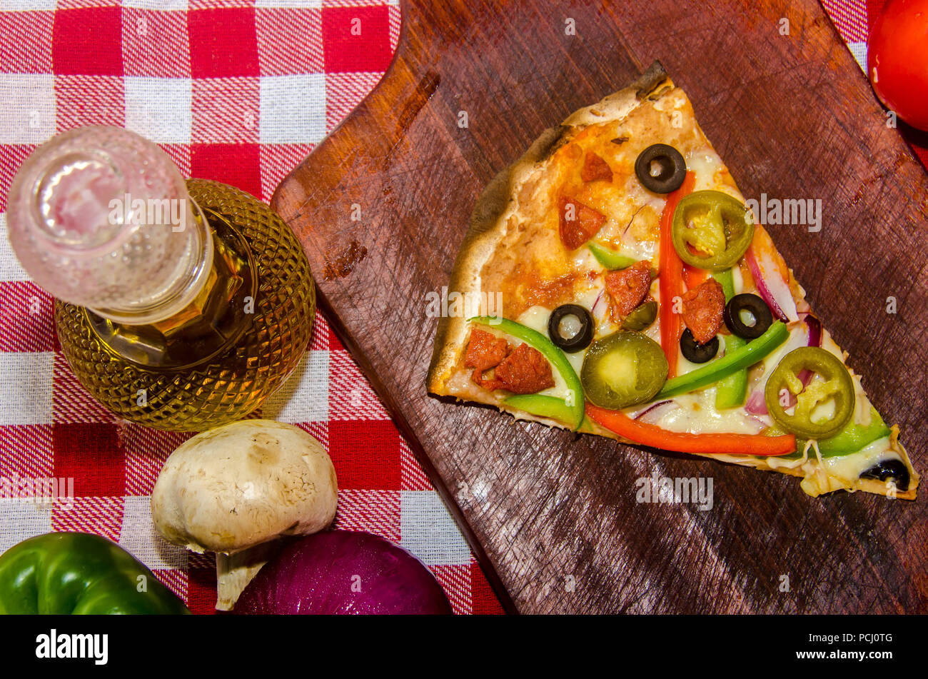 Pizza artisanale sur une plaque de bois Banque D'Images Pizza artisanale sur une plaque de bois Banque D'Images