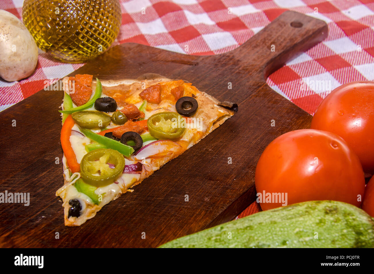 Pizza artisanale sur une plaque de bois Banque D'Images Pizza artisanale sur une plaque de bois Banque D'Images