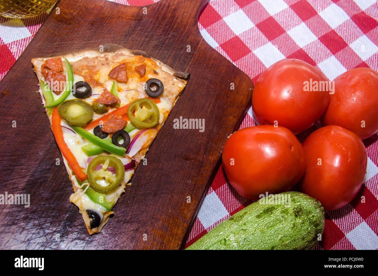 Pizza artisanale sur une plaque de bois Banque D'Images Pizza artisanale sur une plaque de bois Banque D'Images