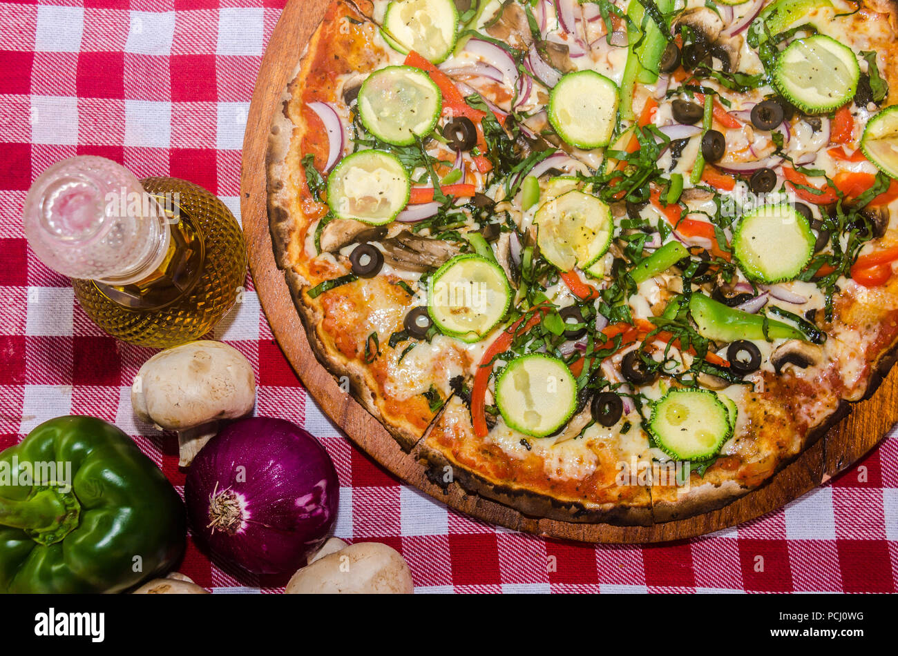 Pizza artisanale sur une plaque de bois Banque D'Images Pizza artisanale sur une plaque de bois Banque D'Images