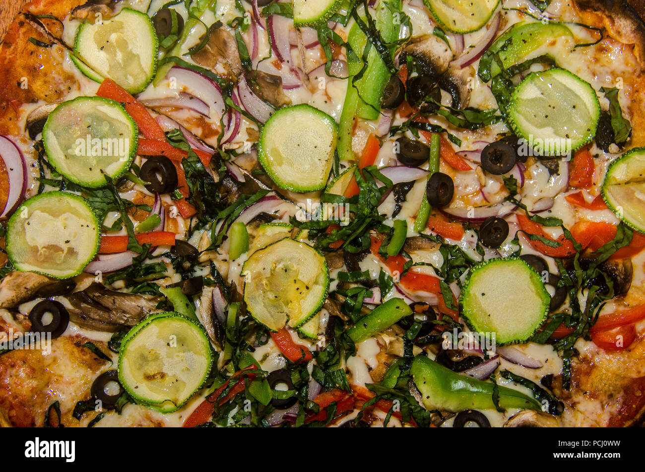 Pizza artisanale sur une plaque de bois Banque D'Images Pizza artisanale sur une plaque de bois Banque D'Images