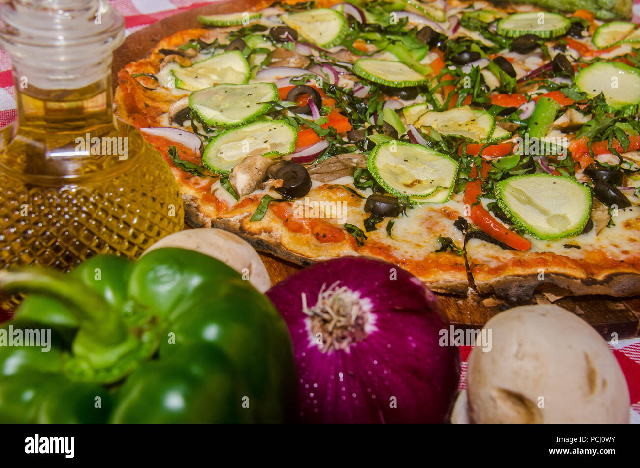 Pizza artisanale sur une plaque de bois Banque D'Images Pizza artisanale sur une plaque de bois Banque D'Images