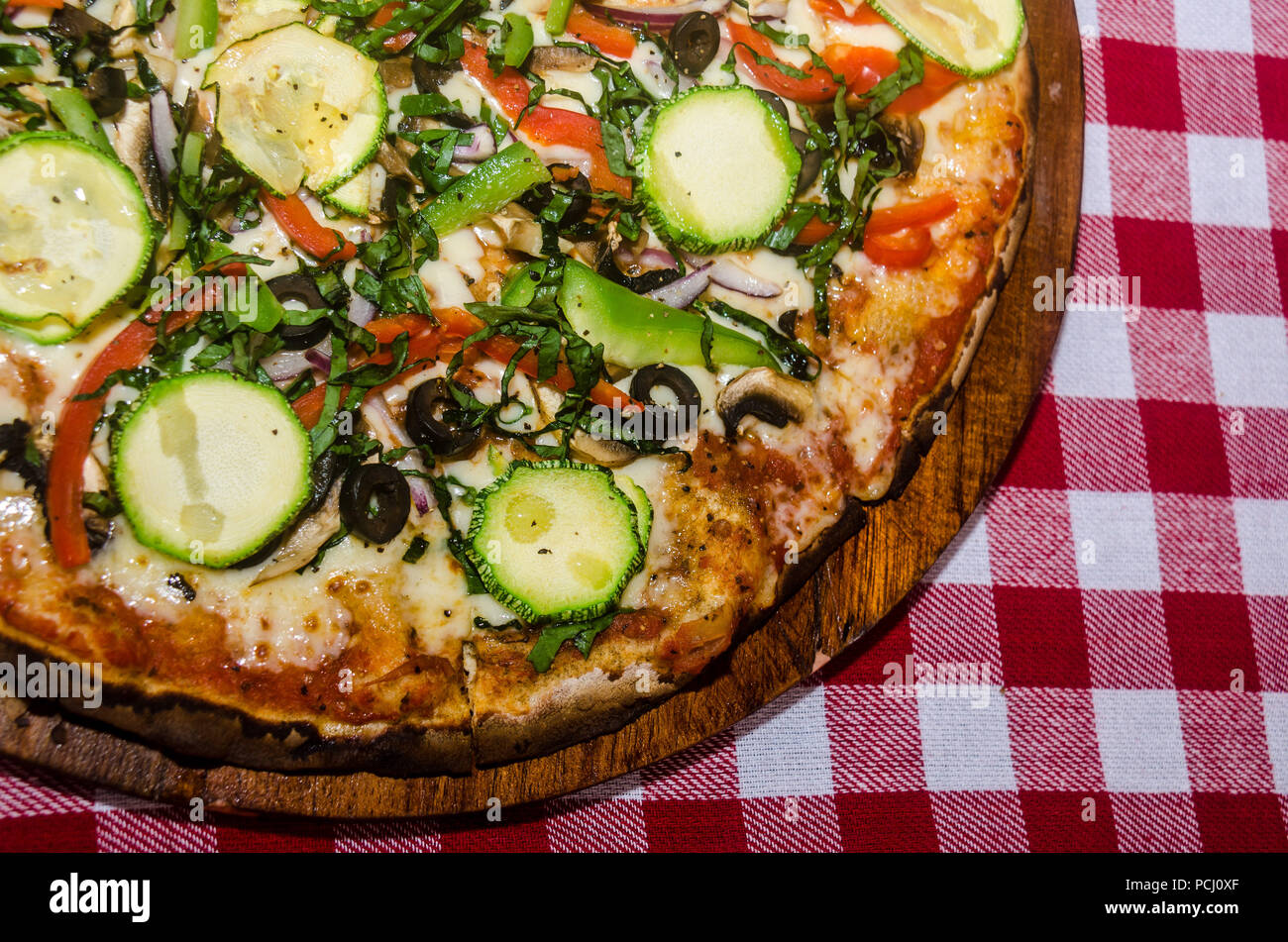 Pizza artisanale sur une plaque de bois Banque D'Images Pizza artisanale sur une plaque de bois Banque D'Images