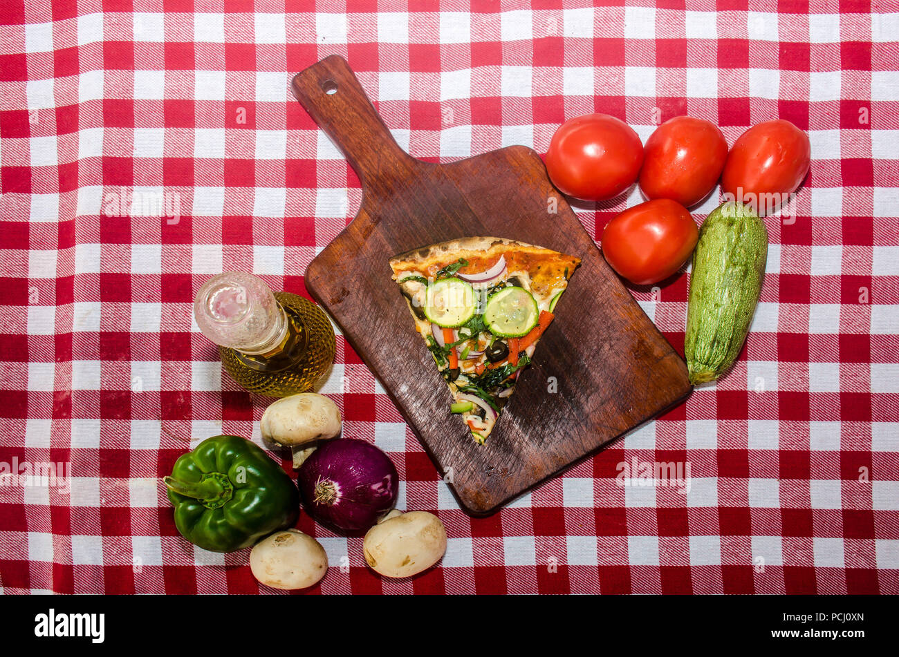 Pizza artisanale sur une plaque de bois Banque D'Images Pizza artisanale sur une plaque de bois Banque D'Images