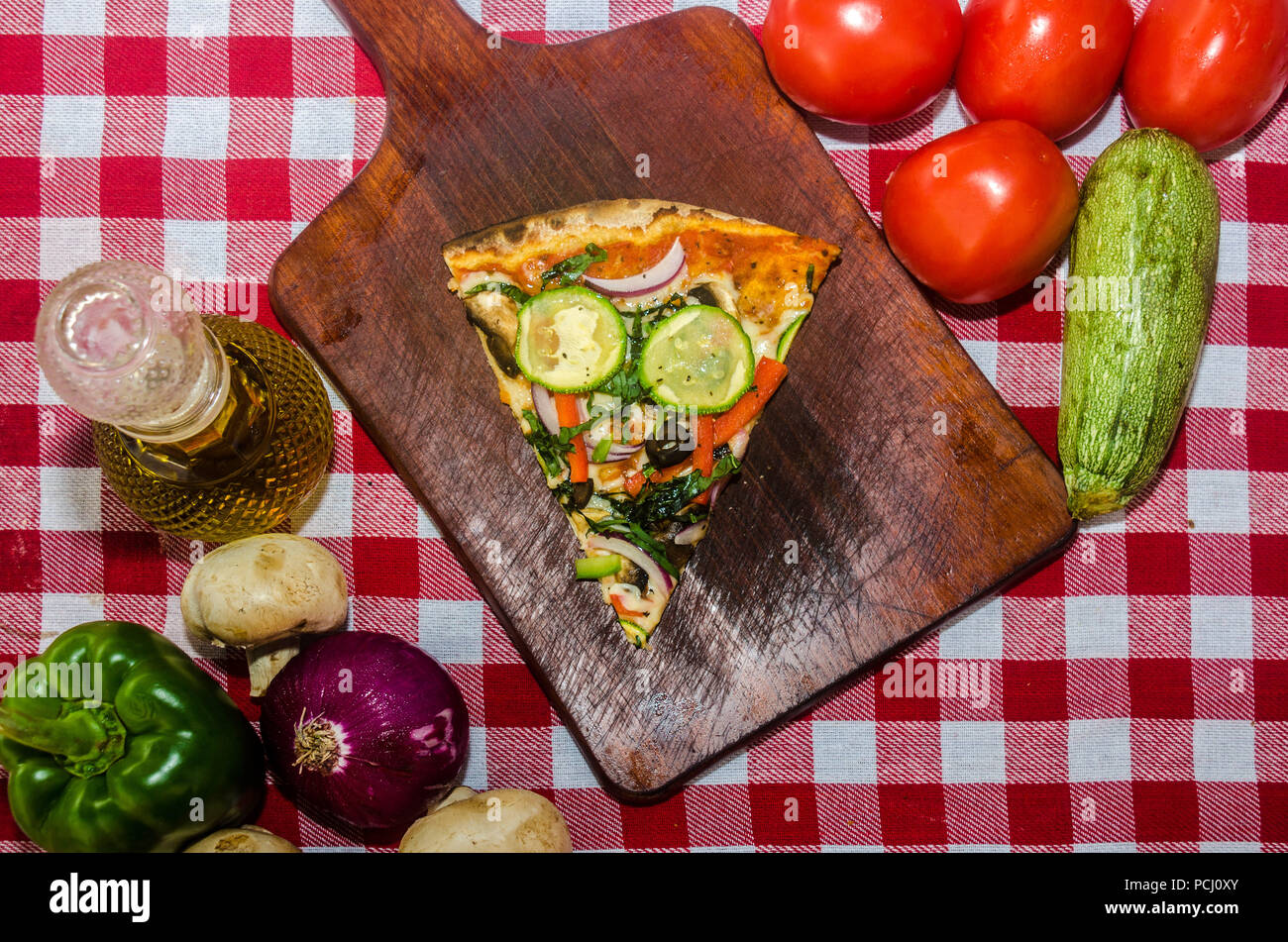 Pizza artisanale sur une plaque de bois Banque D'Images Pizza artisanale sur une plaque de bois Banque D'Images