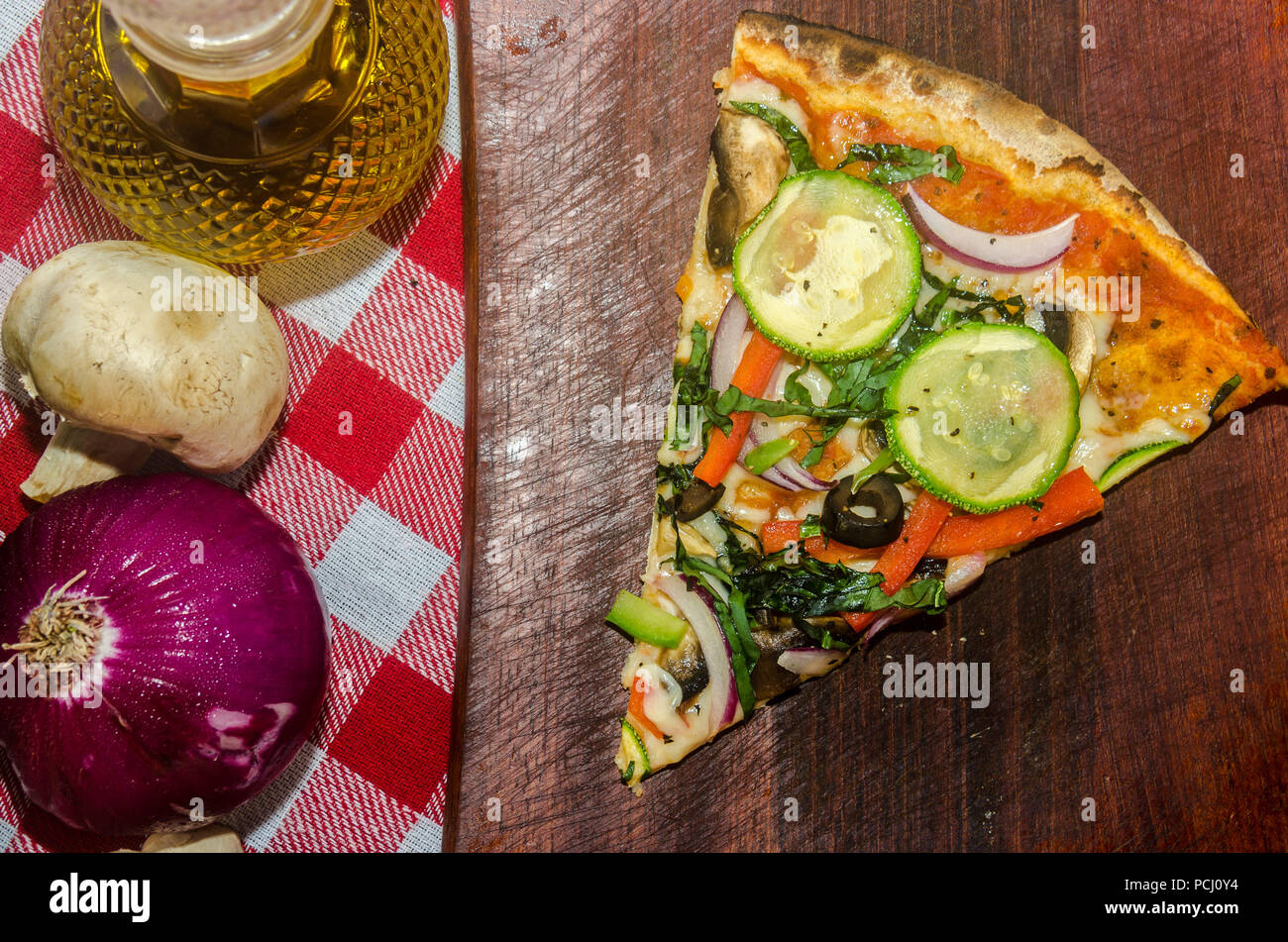 Pizza artisanale sur une plaque de bois Banque D'Images Pizza artisanale sur une plaque de bois Banque D'Images