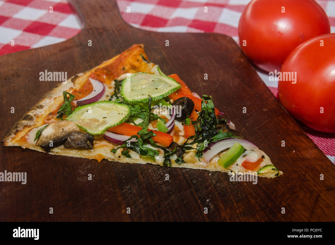 Pizza artisanale sur une plaque de bois Banque D'Images Pizza artisanale sur une plaque de bois Banque D'Images