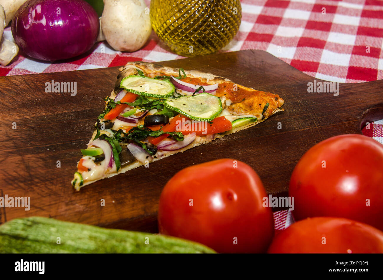 Pizza artisanale sur une plaque de bois Banque D'Images Pizza artisanale sur une plaque de bois Banque D'Images