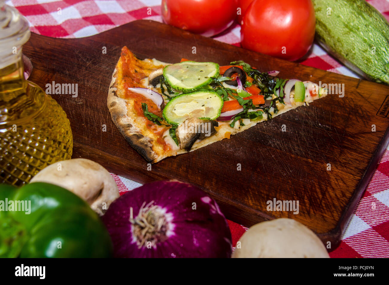 Pizza artisanale sur une plaque de bois Banque D'Images Pizza artisanale sur une plaque de bois Banque D'Images