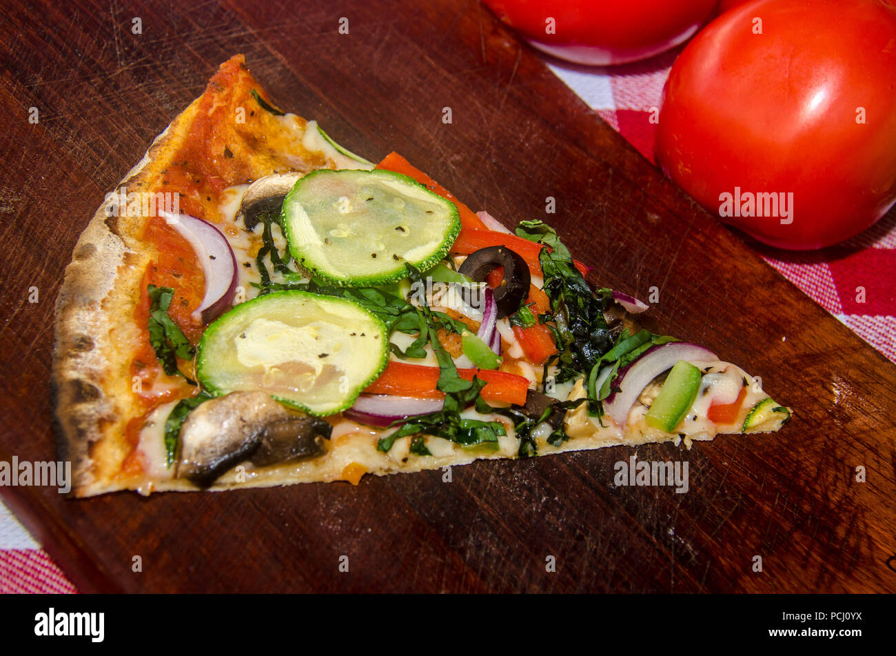 Pizza artisanale sur une plaque de bois Banque D'Images Pizza artisanale sur une plaque de bois Banque D'Images