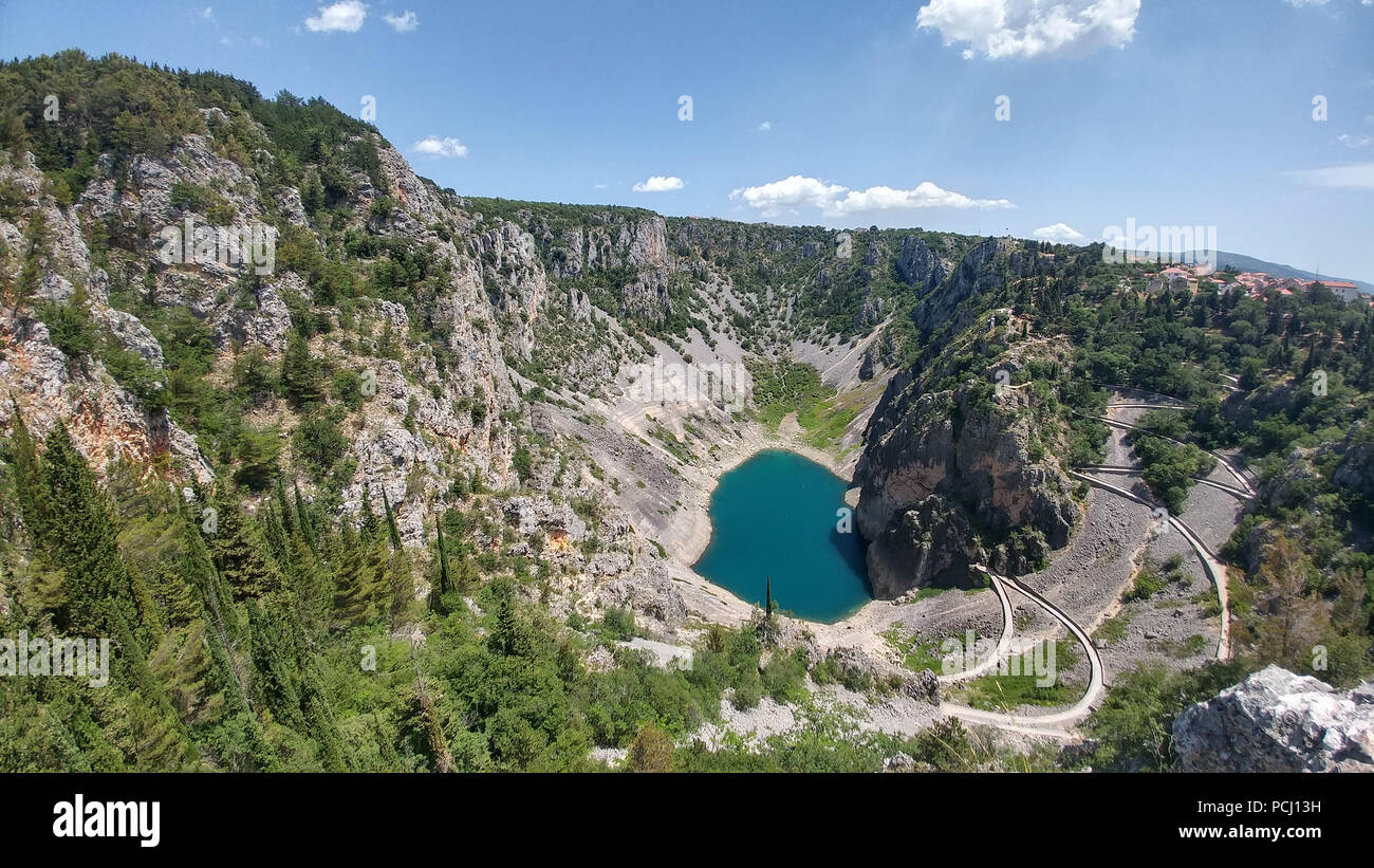 Le lac Bleu (Croate : Modro jezero ou Plavo jezero) est un lac karstique situé près de Imotski en Croatie. Il se trouve dans un gouffre profond effondrement. Banque D'Images