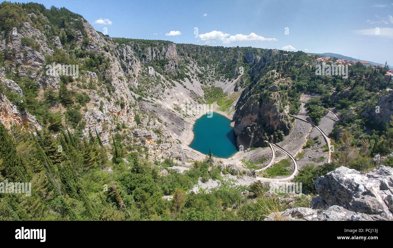 Le lac Bleu (Croate : Modro jezero ou Plavo jezero) est un lac karstique situé près de Imotski en Croatie. Il se trouve dans un gouffre profond effondrement. Banque D'Images