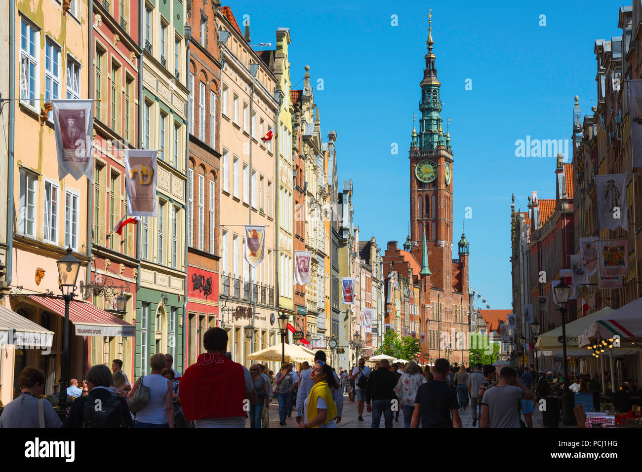 Gdansk Pologne Street, vue le long de la voie royale - la rue principale dans le centre de Gdansk - Regard sur l'Hôtel de Ville, la tour occidentale, en Pologne. Banque D'Images