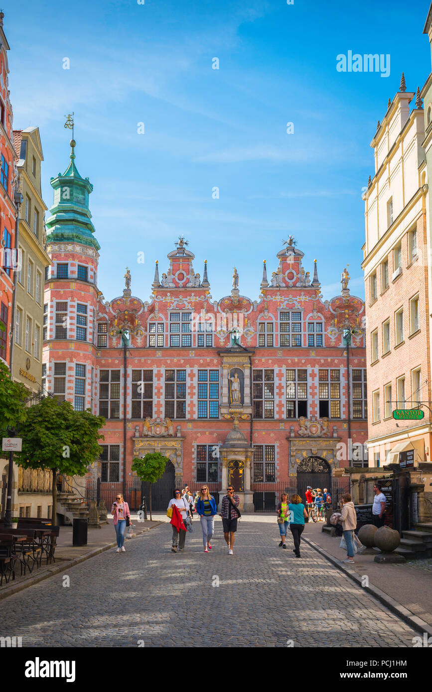 Pologne Gdansk, vue de la rue Piwna le long de la vieille ville historique de Gdansk à la recherche vers le grand bâtiment de l'Arsenal, la Poméranie, Pologne. Banque D'Images