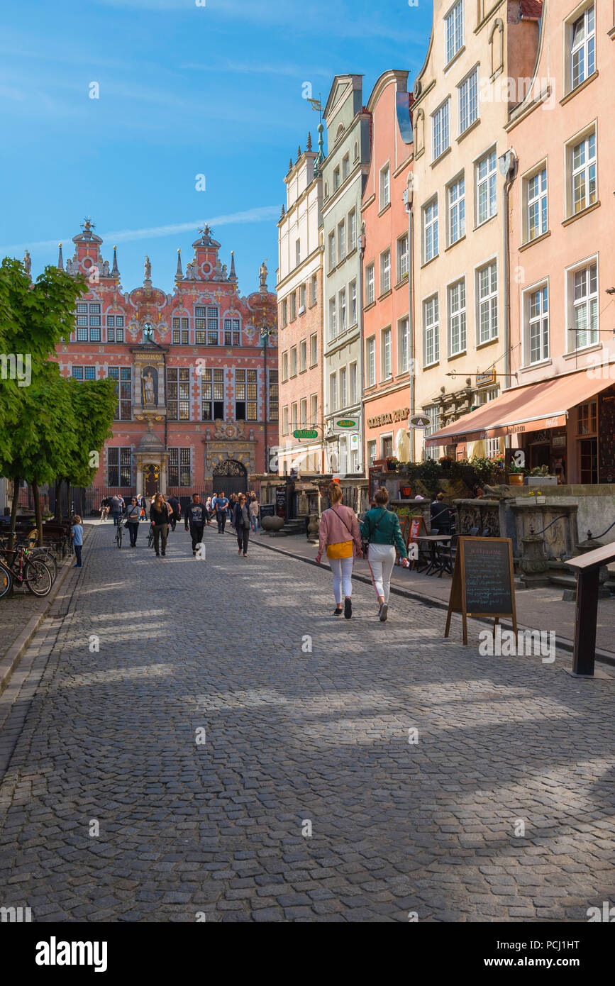 Pologne Gdansk, vue de la rue Piwna le long de la vieille ville historique de Gdansk à la recherche vers le grand bâtiment de l'Arsenal, la Poméranie, Pologne. Banque D'Images