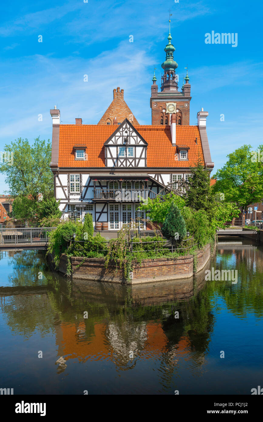 Moulin à Gdansk en Pologne, en vue de l'historique maison à colombages Miller's House sur l'Île Mill dans la vieille ville de Gdansk, occidentale, en Pologne. Banque D'Images