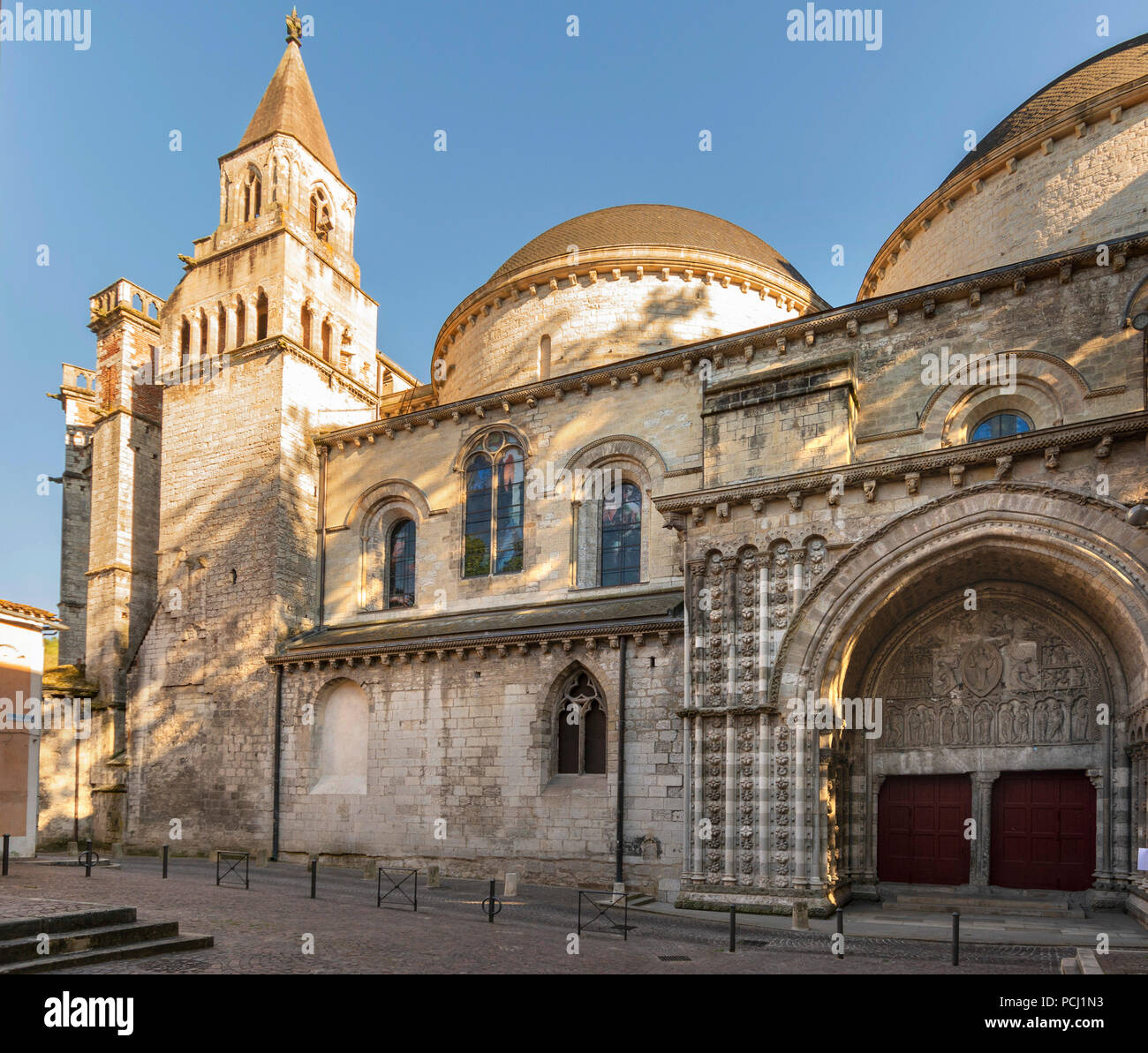 Porte principale de la cathédrale de Saint Etienne de Cahors, département du Lot, France, Europe, Occitnie Banque D'Images