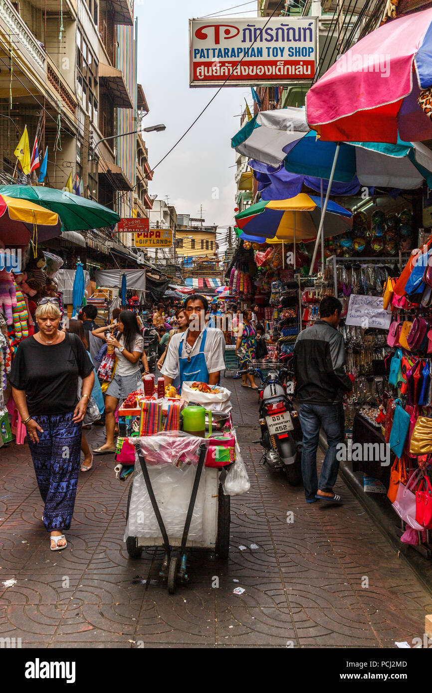 Bangkok, Thaïlande - 28 novembre 2014. Street food vendor poussant le panier dans le quartier chinois, les vendeurs d'aliments sont partout. Banque D'Images