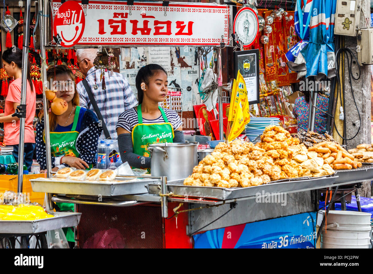 Bangkok, Thaïlande - 28 novembre 2014. De vendeurs d'aliments frits. La ville est pleine de vendeurs. Banque D'Images