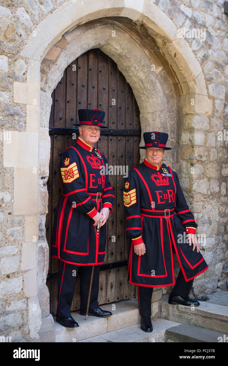 Pete McGowran (à gauche), le nouveau chef Yeoman Warder à la Tour de Londres, pose pour des photos avec son commandant en second, Yeoman geôlier Bob Loughlin. Banque D'Images