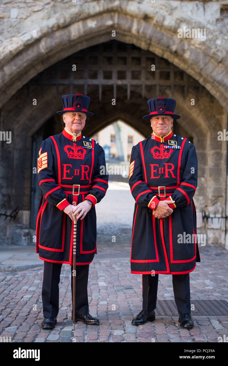 Pete McGowran (à gauche), le nouveau chef Yeoman Warder à la Tour de Londres, pose pour des photos avec son commandant en second, Yeoman geôlier Bob Loughlin. Banque D'Images