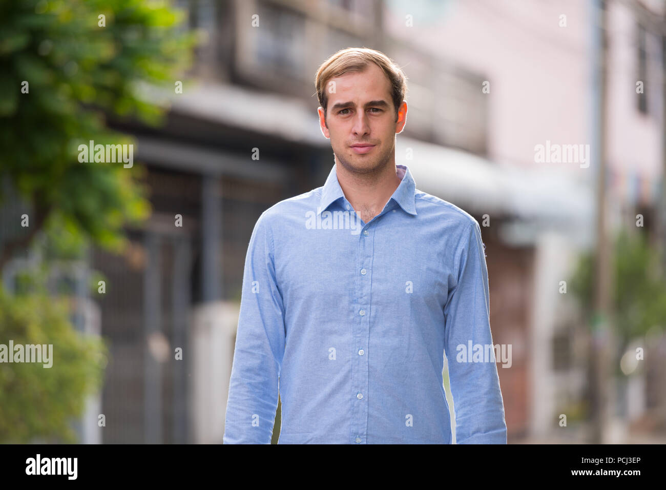 Jeune homme d'affaires dans les rues à l'extérieur Banque D'Images