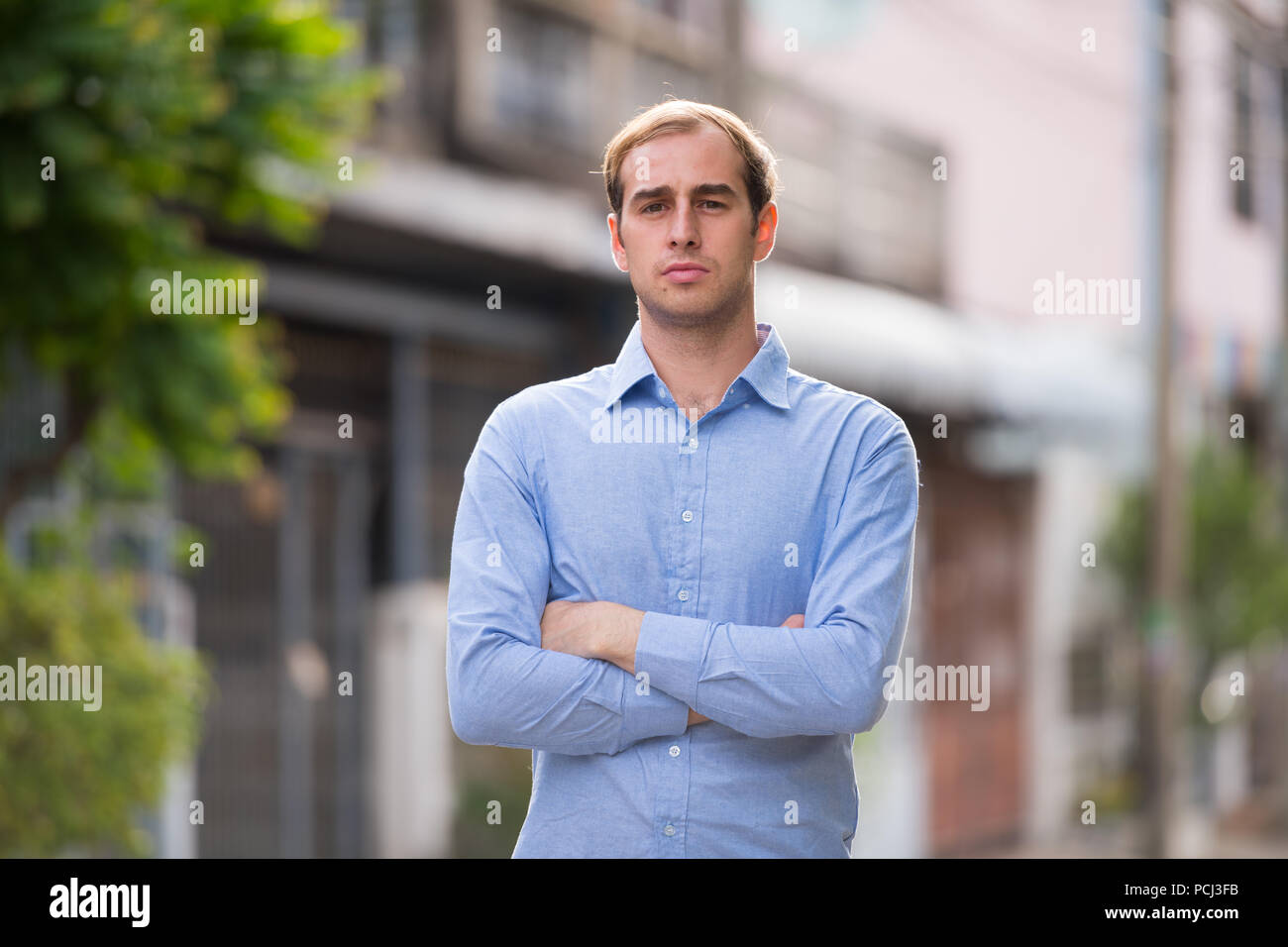 Jeune homme d'affaires dans les rues à l'extérieur Banque D'Images
