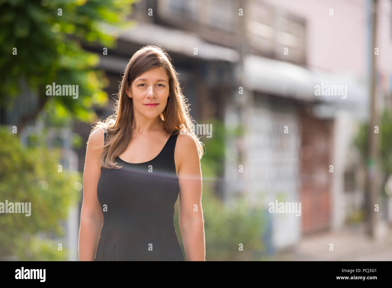 Belle jeune femme dans la rue en plein air Banque D'Images